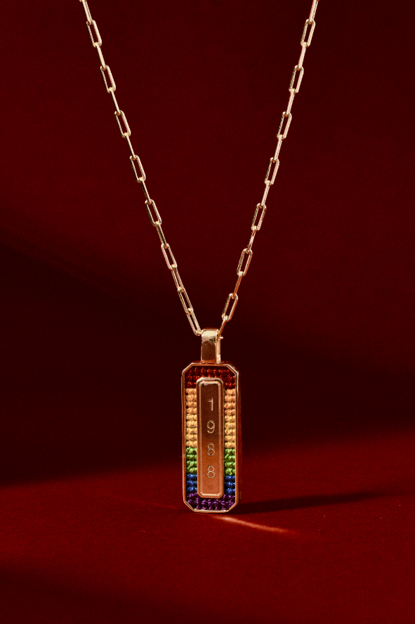 Pingente Hexagonal Longo com gravação e corrente