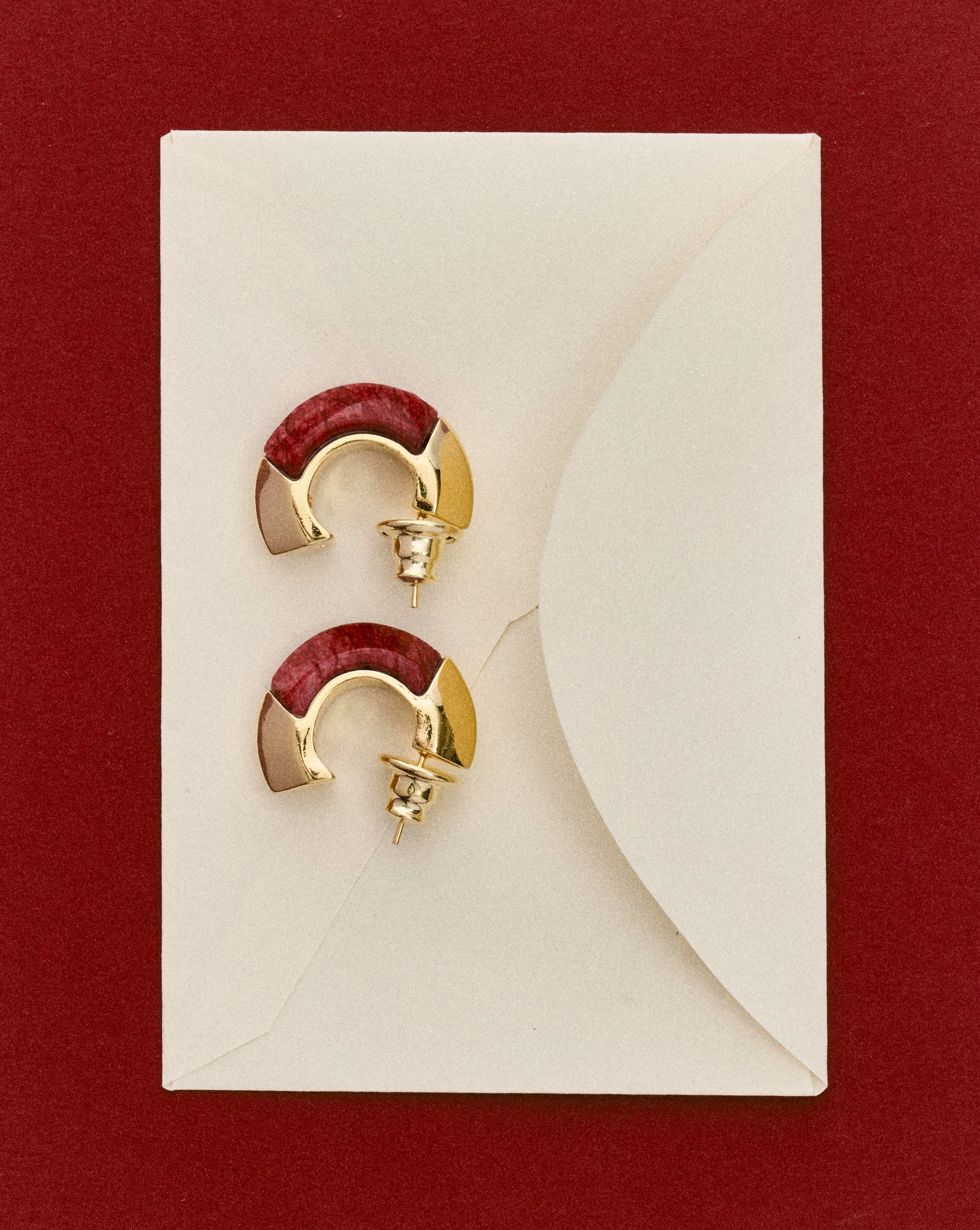 Argola Tempo Feldspato Vermelho
