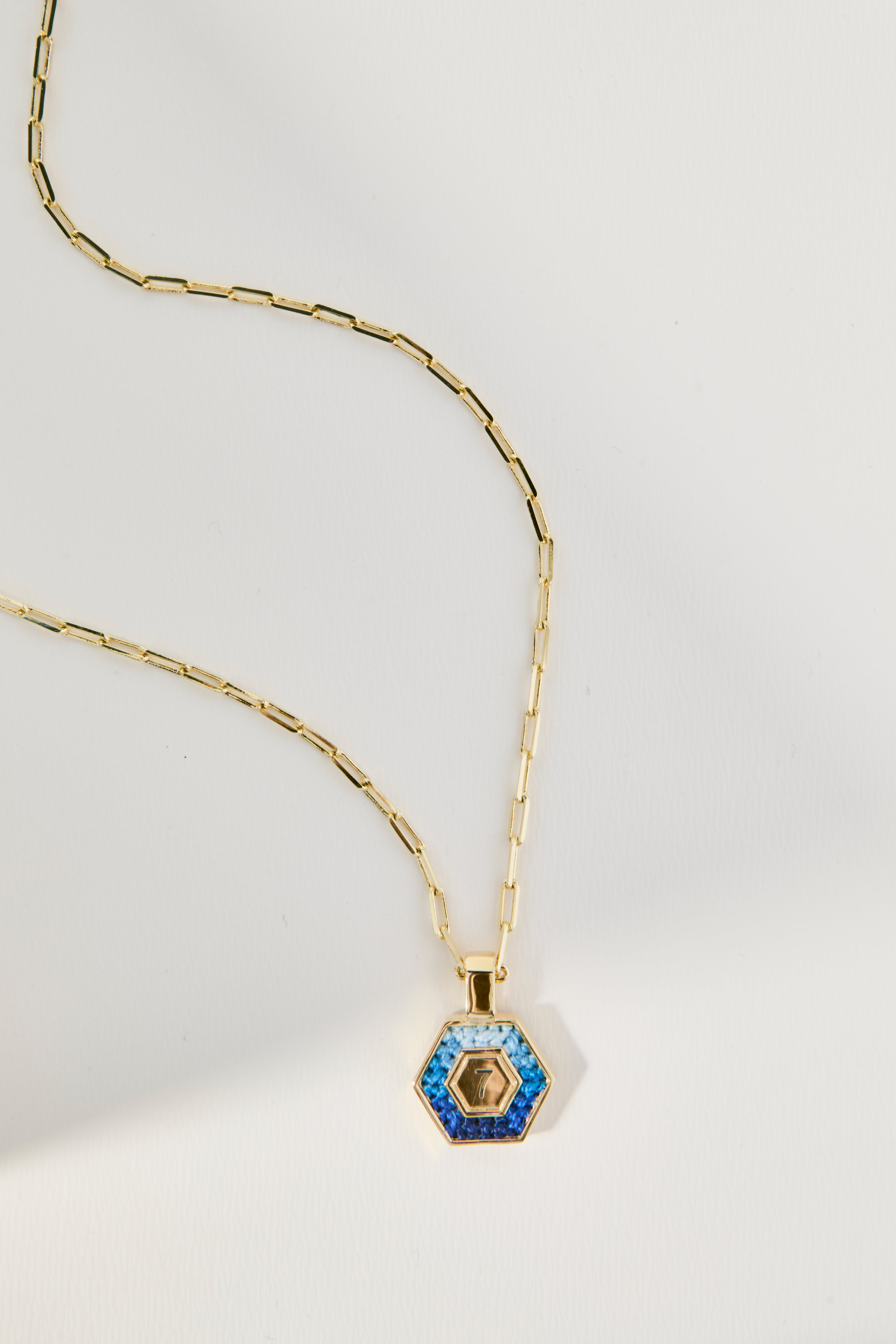 Pingente Hexagonal Pequeno com gravação e corrente