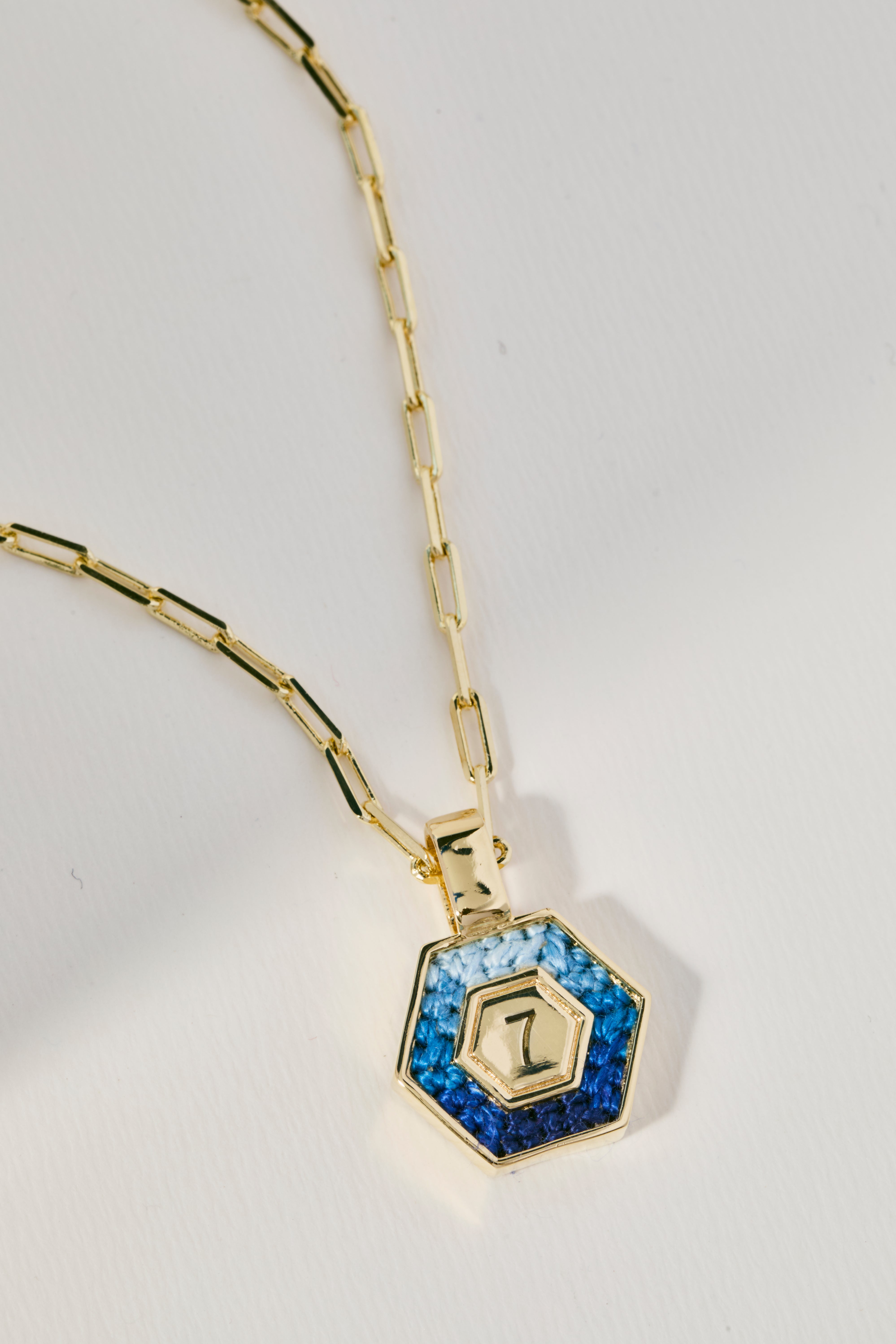Pingente Hexagonal Pequeno com gravação e corrente